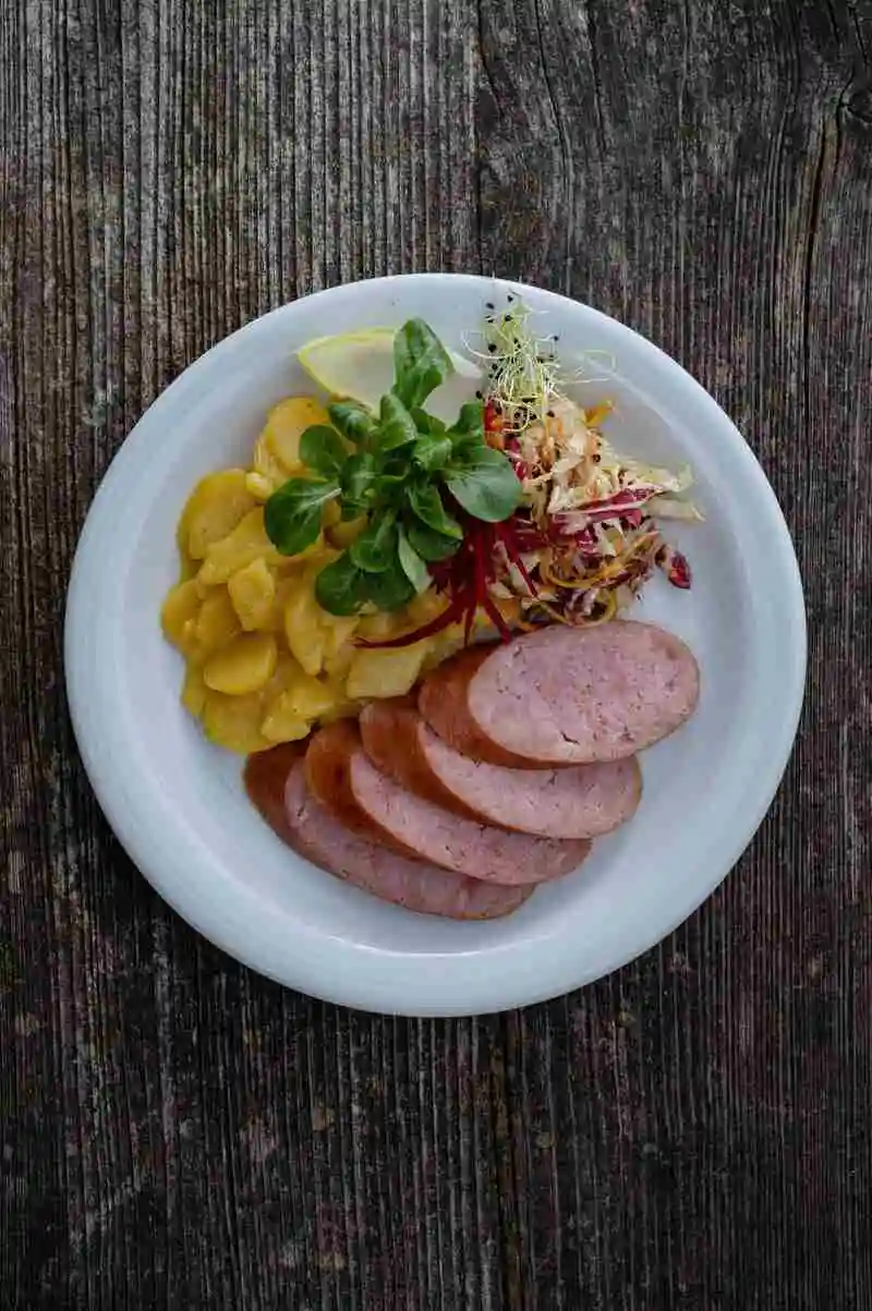 Teller mit Treberwurst und Beilagen