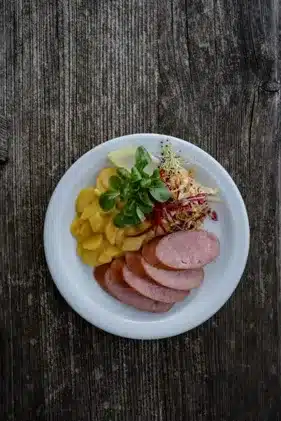 Teller mit Treberwurst und Beilagen