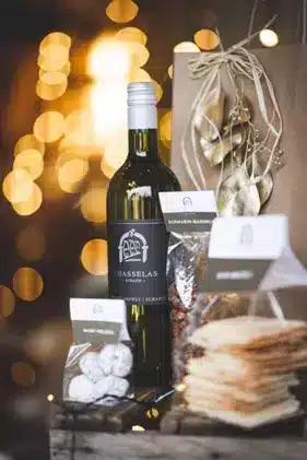 Foto vom Weihnachtsmärit mit diversen Keksen und einer Weinflasche